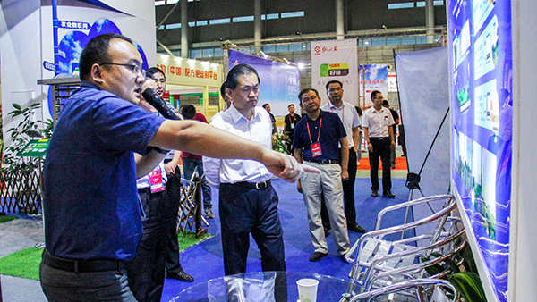 安徽省副省長(zhǎng)張曙光聽(tīng)取托普云農(nóng)介紹省市級(jí)大數(shù)據(jù)平臺(tái)、病蟲(chóng)害監(jiān)測(cè)預(yù)警平臺(tái)