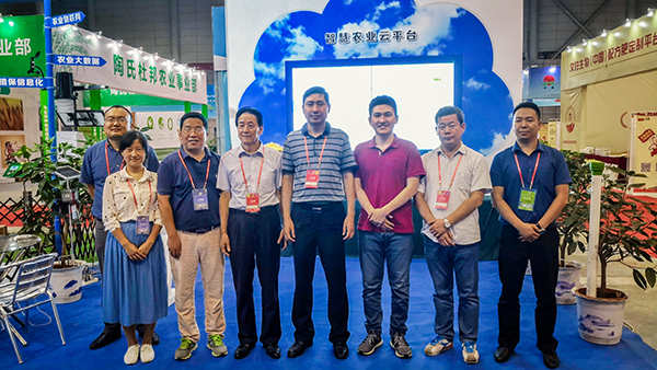 安徽省植?？傉菊鹃L(zhǎng)黃秋云（左5）副站長(zhǎng)曹明坤（左4）副站長(zhǎng)張啟勇（右2）