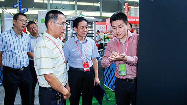 安徽省植?？傉靖闭鹃L(zhǎng)曹明坤、副站長(zhǎng)李鋼一行聽(tīng)取病蟲(chóng)害監(jiān)測(cè)預(yù)警平臺(tái)詳細(xì)介紹