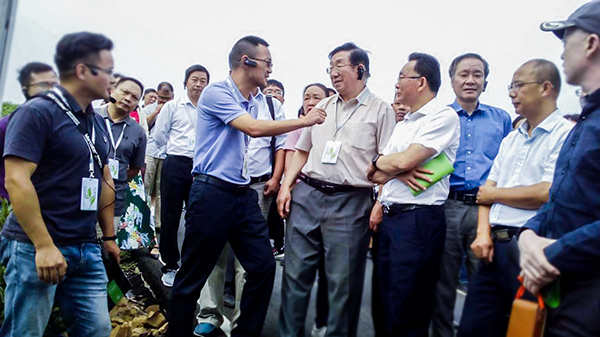 托普云農(nóng)陳渝陽董事長陪同劉天金主任、陳宗懋院士參觀現(xiàn)場
